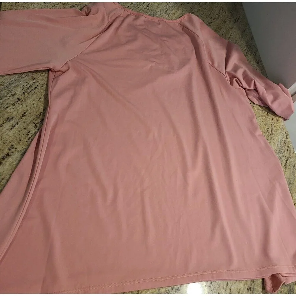 Simply Emma Size 1X Sharkbite Hem 3/4 Sleeve Beaded Embellished Neck Top Pink - Picture 14 of 15